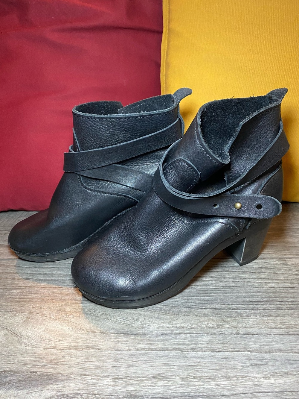 VGUC Bryr Alibene Clog Ankle Black Leather Moto Boots w/ Wrap Around Strap